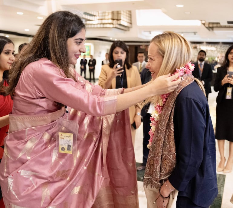 La primera ministra de Italia, Giorgia Meloni (d) es recibida en Nueva Delhi, India. Participará de la Cumbre del G20. (EFE)
