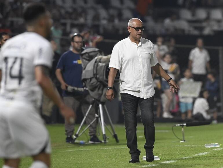 Francisco Arce, entrenador de Olimpia, en el partido contra Sportivo Ameliano por la regularización de la novena jornada del torneo Clausura 2023 del fútbol paraguayo en el estadio Manuel Ferreira, en Asunción, Paraguay.