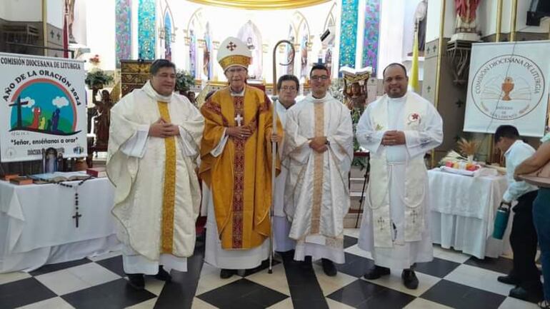 Monseñor Digno Benítez, sanantoniano (1° de la izquierda),oficiará la misa matinal. A su lado, el obispo Joaquín Robledo, quien presidirá la misa central de las 19:00, y el párroco Marcos Fretes.