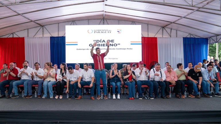 El presidente de la República, Santiago Peña, durante su discurso en la Gobernación de Alto Paraná.  El presidente de la República, Santiago Peña, criticó al intendente de Ciudad del Este, Miguel Prieto (Yo Creo), por asumir una “posición mezquina” por no haber participado en una reunión con los jefes comunales de los distritos de Alto Paraná. Durante su discurso, Peña afirmó que, pese a las diferencias partidarias con Prieto, seguirá trabajando por el desarrollo de la capital departamental.