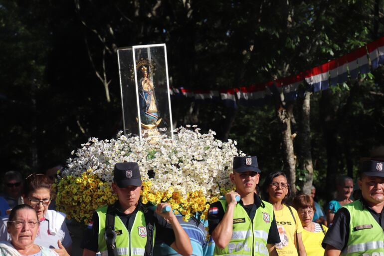 Habitual procesión de la imagen Virgen del Paso antes del inicio de cada misa.