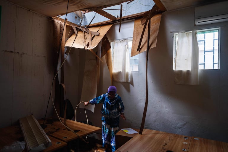 Un miembro del personal limpia un espacio en el Hospital Central de Mayotte, en la ciudad de Mamoudzou, cuyo techo se ha derrumbado, en el territorio francés de Mayotte en el Océano Índico, el 18 de diciembre de 2024, tras el paso del ciclón Chido por el archipiélago.