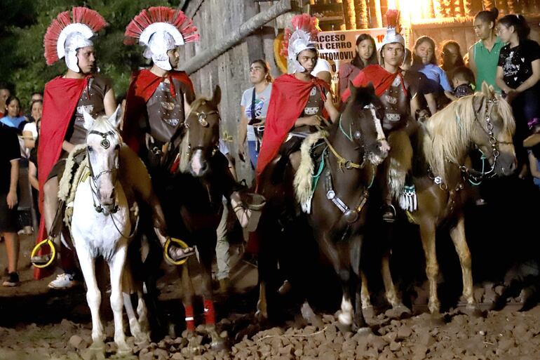 Los "jinetes romanos" se encargaron de guiar el paso de las diversas estaciones del Kurusu Rape la noche del Jueves Santo en la ciudad de Yaguarón.