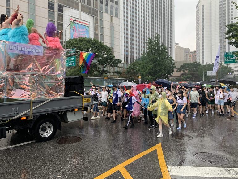 La fiesta del Orgullo LGTBI volvió a celebrarse en Seúl por primera vez desde 2019 con miles de asistente.