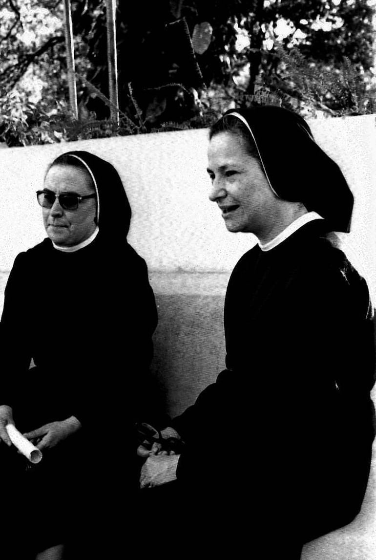 Las madres Lucila Díaz Bordenabe y María Teresa Barco, directora y superiora del colegio durante el centenario de la creación de la orden en 1976.