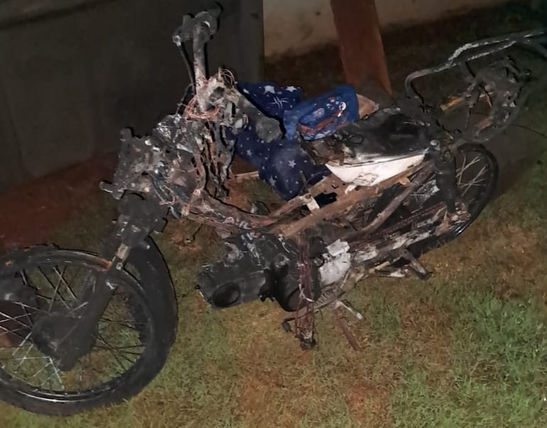 La motocicleta fue encontrada incendiada en el patio de la casa.