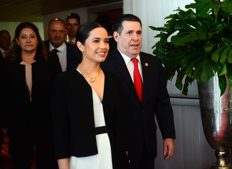 El ex presidente del Paraguay, Horacio Cartes, y su novia Kiara Capdevila, acuden al acto de proclamación oficial de Santiago Peña como presidente electo de Paraguay, hoy, en el Gran Teatro José Asunción Flores, en Asunción (Paraguay). 