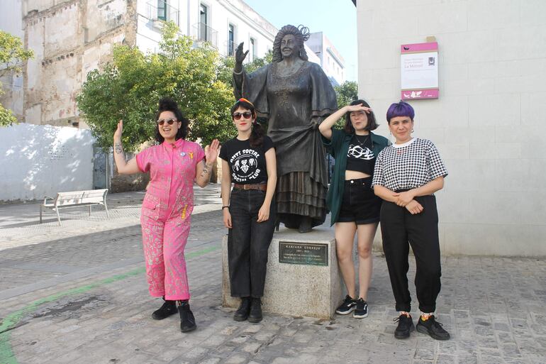 Lea Cáceres, Paula Cometa, Sibila Sotomayor y Dafne Valdés, componentes del colectivo chileno Las Tesis, creador de la performance "Un violador en tu camino", que acabó convirtiéndose en un himno global del feminismo, estrenan mañana viernes en el Festival Iberoamericano de Teatro (FIT) en Cádiz, por primera vez en España, su nueva intervención artística, en la que vuelven a tomar las calles para dar un grito colectivo y reclamar el derecho a una vida libre de violencia y miedos.