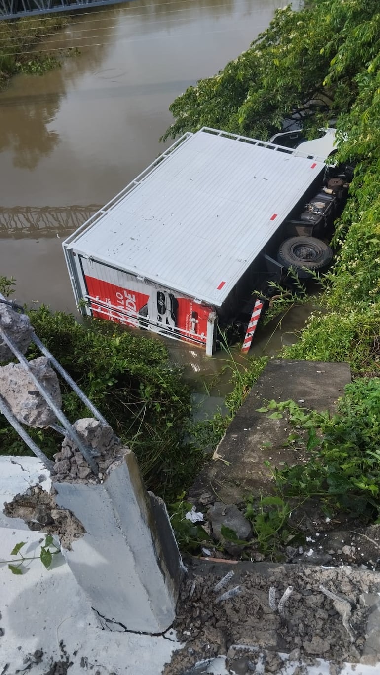 Tormenta y lluvia habrían sido las causas por la cual el conductor perdió el control, chocó contra la baranda del puente y cayó al arroyo.