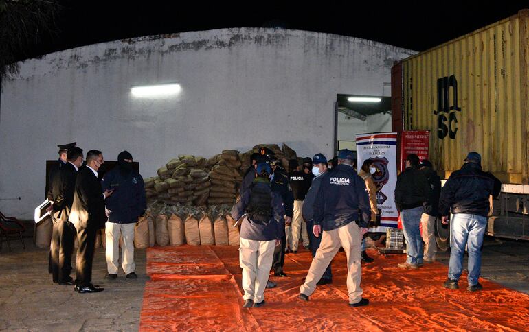 La cocaína fue empaquetada dentro de bolsas de azúcar y cargadas en un contenedor para su remisión.