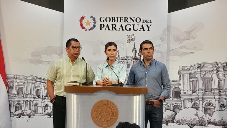 Tadeo Rojas (i), ministro de Desarrollo Social ; Norma Zárate de Monges(c), Presidenta del Consejo de Gobernadores y Marcelo Soto (d), gobernador de Caaguazú.