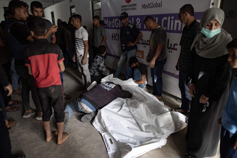 Cuerpos de personas fallecidas en un centro médico en Rafah, en el sur de la Franja de Gaza, luego de un ataque de fuerzas israelíes, este lunes.
