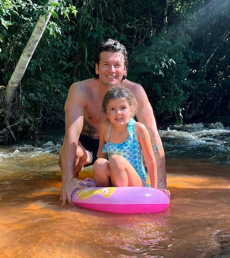 ¡Disfrutando del arroyito! Nelson Haedo y su princesita más pequeña, Leonie. (Instagram/Nelson Haedo Valdez)