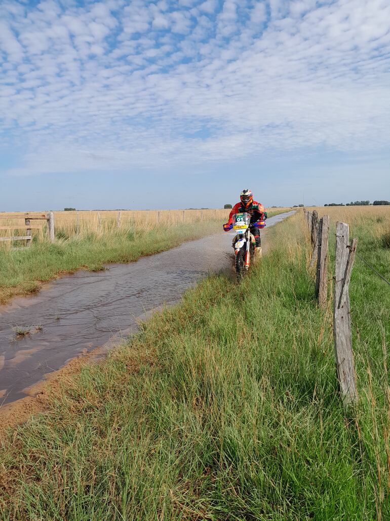 El pilarense Carlos Zarca, vencedor en Senior, atraviesa un extenso sector con mucha agua, en una postal de lo que dejó la carrera del fin de semana.