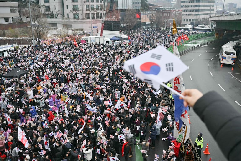 Partidarios del destituido presidente surcoreano Yoon Suk-yeol marchan en Seúl, el domingo.