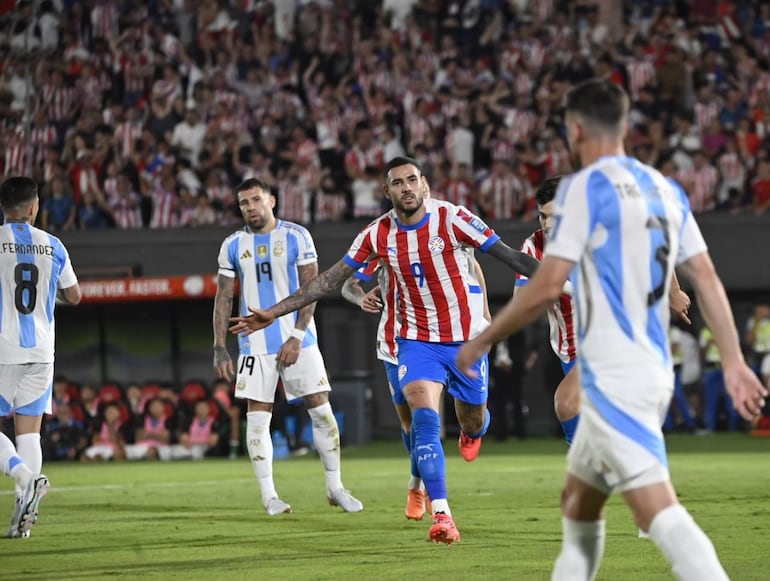 Antonio Sanabria (9), jugador de la selección de Paraguay, festeja un gol en el partido frente a Argentina por la fecha 11 de las Eliminatorias Sudamericanas 2026 en el estadio Defensores del Chaco, en Asunción.