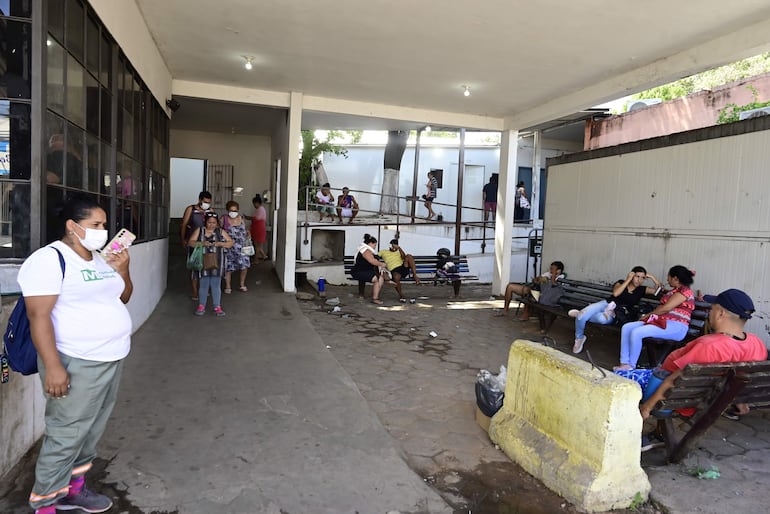 En la entrada del Hospital General de Barrio Obrero, pacientes y sus familiares esperan atención en medio de basuras y falta de limpieza.