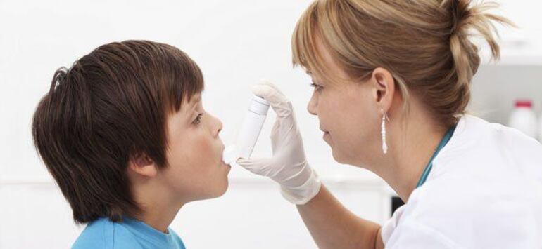 Cuando los niños tienen un ataque de asma, sus síntomas empeoran mucho. Los ataques pueden aparecer de forma gradual o repentina. En ocasiones, pueden poner en peligro la vida. 