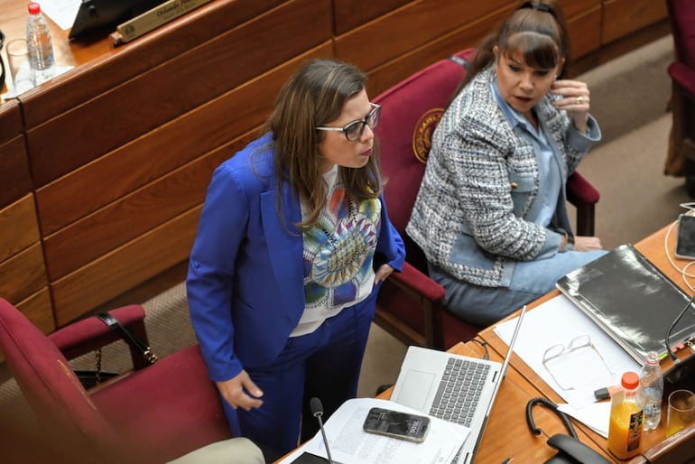 Las senadoras Kattya González (PEN) y Celeste Amarilla (PLRA) en la sesión de la Cámara de Senadores del 6 de setiembre de 2023.