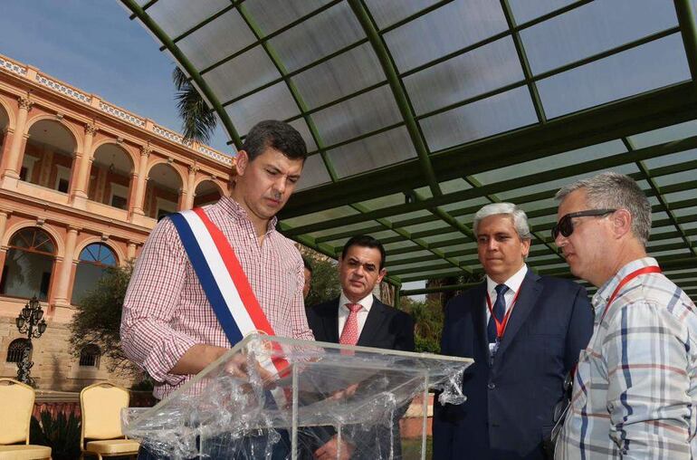 Santi Peña observó ayer en Palacio de López, los   preparativos del acto de asunción presidencial.