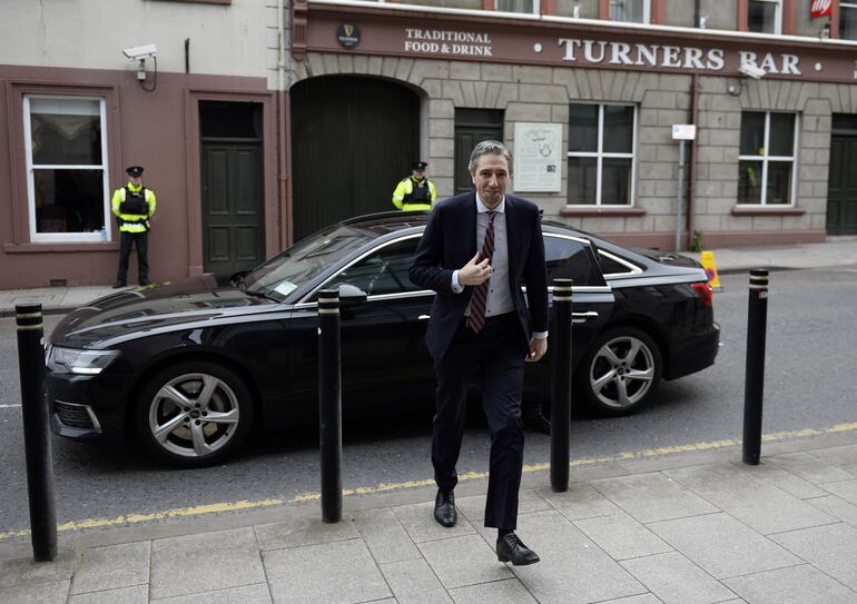 El líder del Fine Gael y el entrante Taoiseach irlandés Simon Harris llega a la reunión plenaria del Consejo Ministerial Norte Sur (NSMC) en Armagh, Irlanda del Norte, Gran Bretaña, el 08 de abril de 2024.