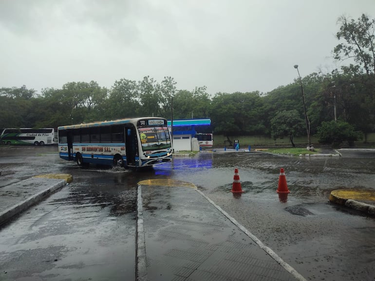 Bus que sale de la Estación de Buses de Asunción durante la víspera del día de la Virgen de Caacupé.