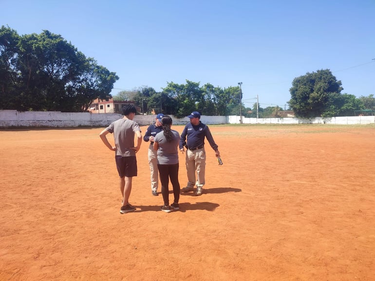 La mujer en compañía de su hijo junto a agentes de la Policía Nacional.