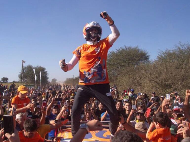 Agustín Alonso festeja el triunfo en el Rally del Chaco 2023 al llegar a Campo 48.