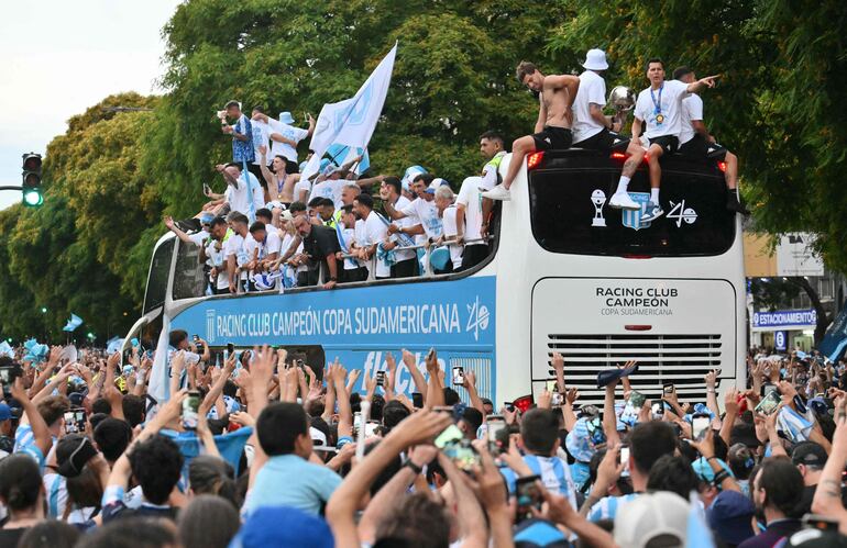 Los jugadores del Racing de Argentina, ganadores de la Copa Sudamericana de fútbol, ​​celebran con sus aficionados en el Obelisco de Buenos Aires.
