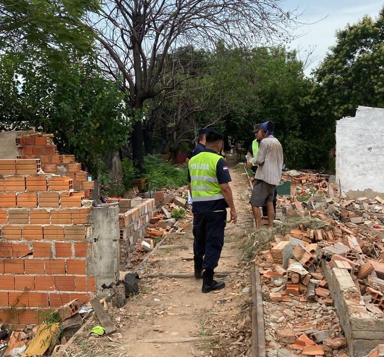 La Policía constató que se iniciaron construcciones de viviendas sobre las mismas vías del tren.