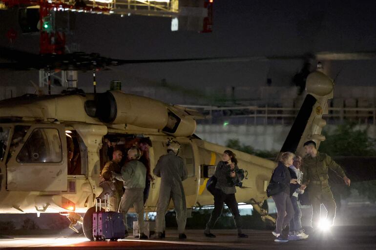 Una familia desembarca de un helicóptero militar israelí en el Sheba Medical Center en Ramat Gan.