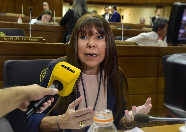 Celeste Amarilla, senadora del PLRA. Cuestiona que la Convención del PLRA intente llamar a nuevas elecciones.