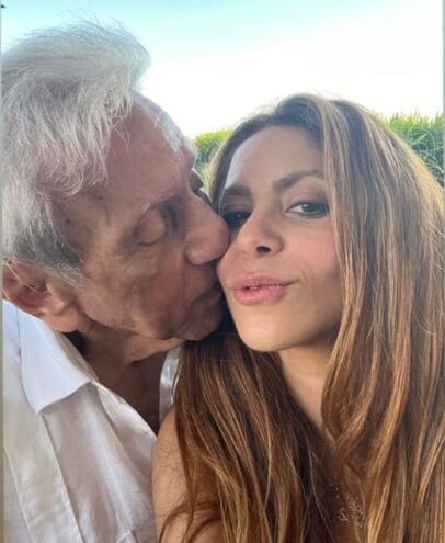 Tierna imagen. Shakira con su papá William Mebarak.