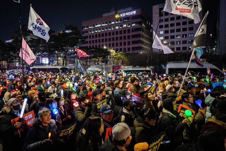 Manifestación frente al Parlamento surcoreano y contra el gobierno del presidente Yoon Suk Yeol.