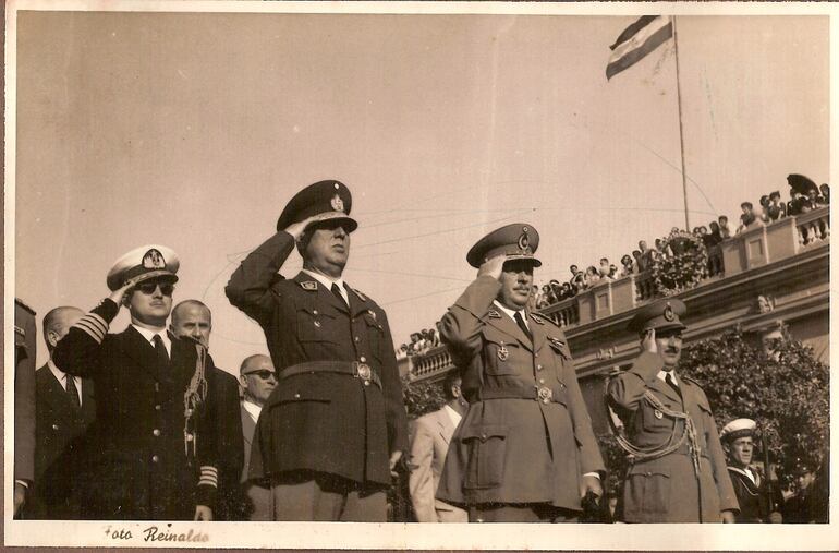 15 de agosto de 1954. Inauguración presidencial con presencia del presidente argentino. En tercera línea subalterna, el presidente provisional saliente, Tomás Romero Pereira.