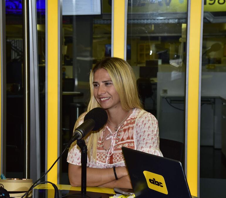 La paraguaya Alejandra Beatriz Alonso Alderete (1/10/1996), en los estudios de ABC Cardinal.