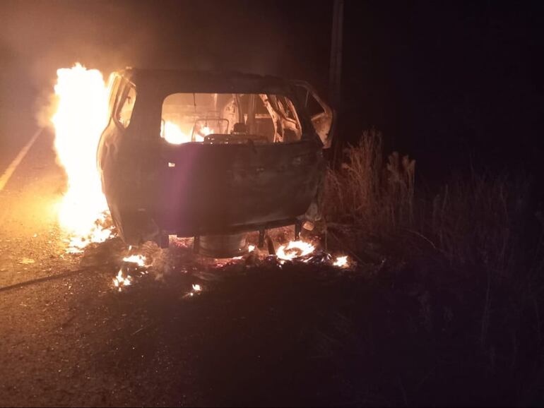 La camioneta Toyota Fortuner usada por los asaltantes en Alberdi fue quemada en Villa Oliva.