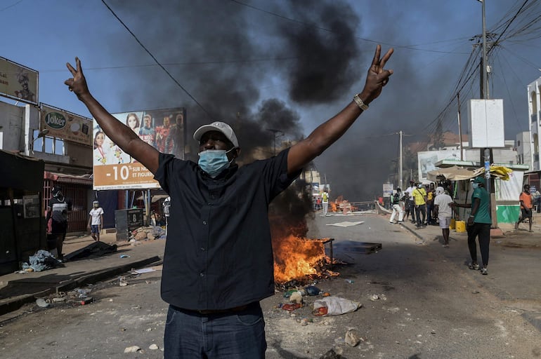 Manifestantes opositores al presidente senegalés Macky Sall protestan en Dakar, el pasado domingo.