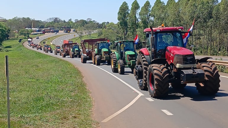 Marcha de tractores de cañicultores rumbo a Asunción pasó por Caaguazú.