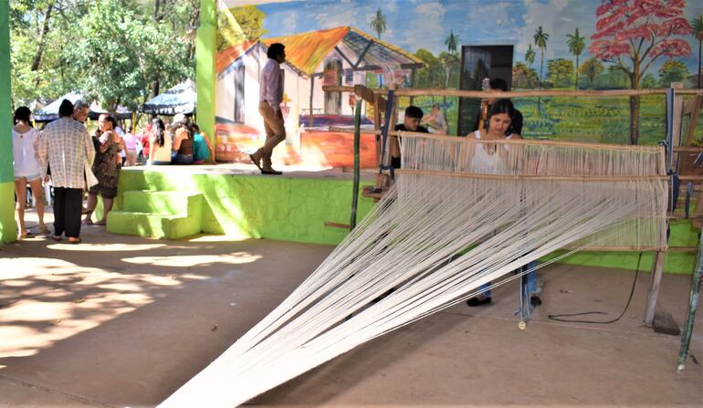Las artesanas instalaron un telar rústico para mostrar, mientras se desarrolla el festiva, cómo confeccionan la frazada de trapo.