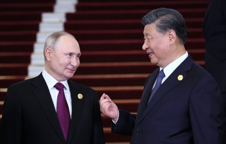 Los presidentes de Rusia y China, Vladimir Putin (a la izquierda) y Xi Jinping, durante un encuentro en Pekín, el 17 de octubre de 2023.
