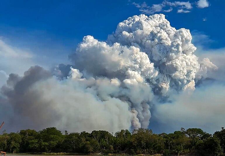 Una nube de humo se eleva de los incendios que golpean la fauna y flora del Pantanal en territorio de Brasil. El Pantanal extiende su superficie también en suelo de Paraguay y Bolivia.  (AFP)