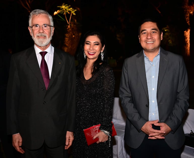 José Antonio Marcondes de Carvalho, embajador de Brasil, junto a Silvia Morimoto y Eduardo Nakayama.