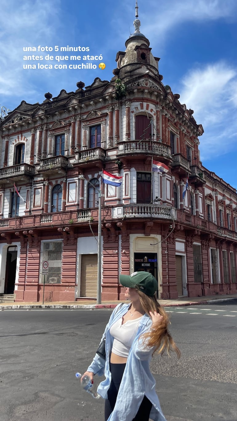 "Una foto 5 minutos antes de que me atacó una loca con cuchillo".