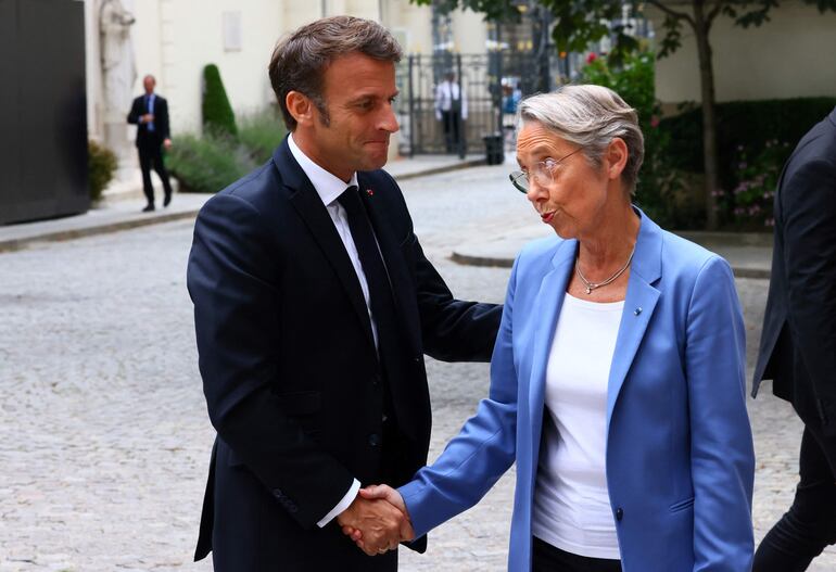 El presidente francés, Emmanuel Macron, junto a su primera ministra, Elisabeth Borne, participaron en una reunión de crisis con miembros del Gobierno sobre los disturbios que en la tercera noche consecutiva, han dado lugar a 875 arrestos por todo el país. Esto ocurrió tras la muerte de un joven de 17 años por un tiro de la policía.