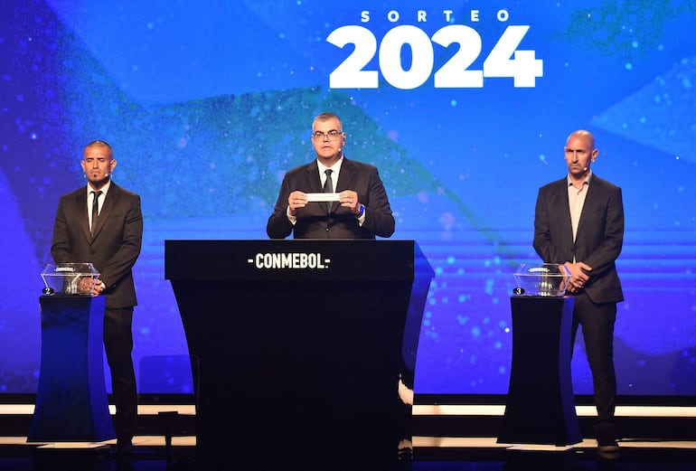 El sorteo de la fase de grupos de la Copa Sudamericana 2024 en la sede de la Conmebol en la ciudad de Luque, en Paraguay.