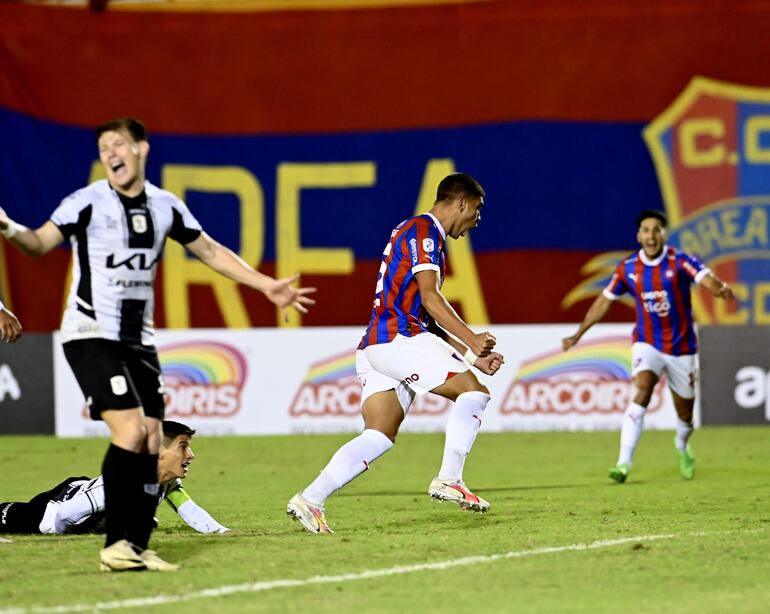 Ronaldo Dejesús (23) da rienda suelta a sus emociones luego de marcar su gol, para el 2-1 transitorio. Cecilio Domínguez (29) también festeja, mientras que Rodney Pedrozo (30) lamenta un nuevo error defensivo del “Tacua”.