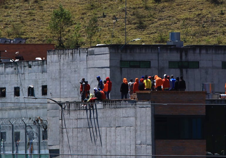 Presos toman los techos de la cárcel "El Turi", en la ciudad de Cuenca (Ecuador). 