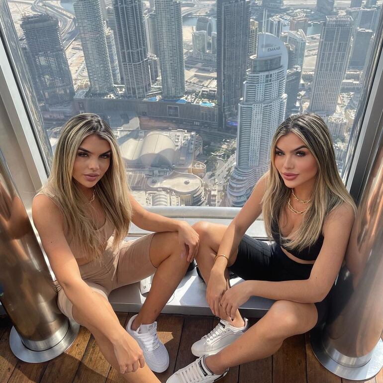 Sara y Ester de Oliveira en el Burj Khalifa, Dubái.