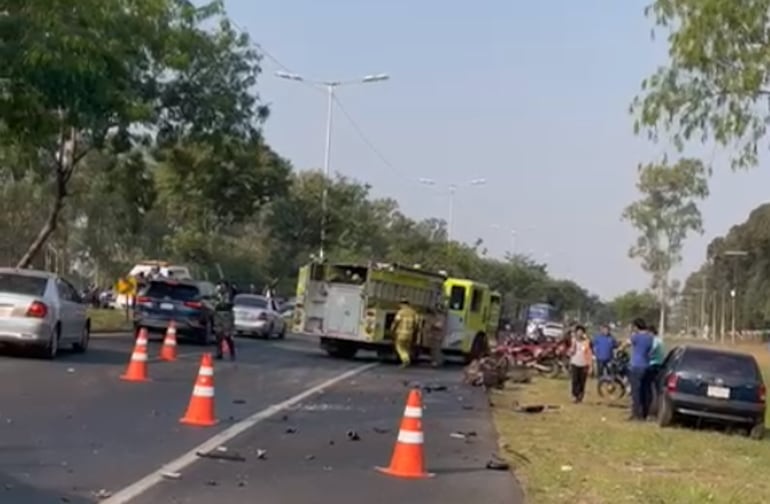 Bomberos llegaron a la zona y rescataron a la víctima que quedó atrapada dentro de su vehículo.